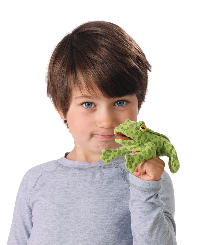 Junge hält grün-gefleckte Folkmanis Fingerpuppe mini Frosch am Zeigefinger, Frosch mit gelbem Auge und beweglichem Maul