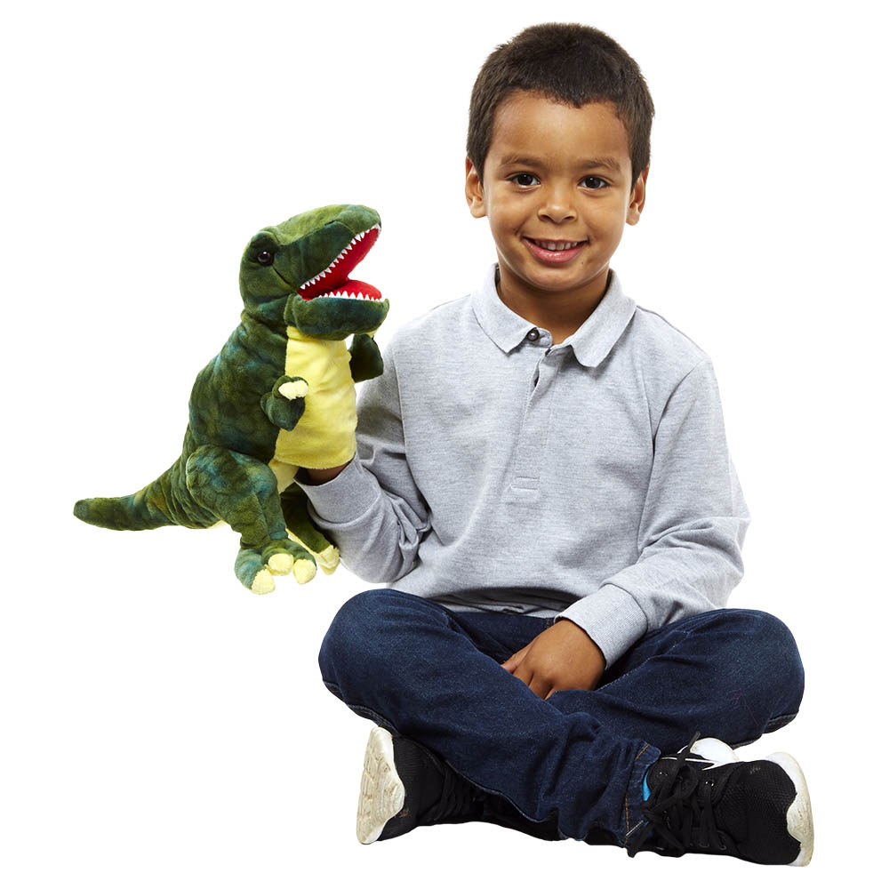 Junge hält die The Puppet Company Baby Tyrannosaurus Rex Dinosaurier-Handpuppe auf der Hand, Anwendungsbeispiel