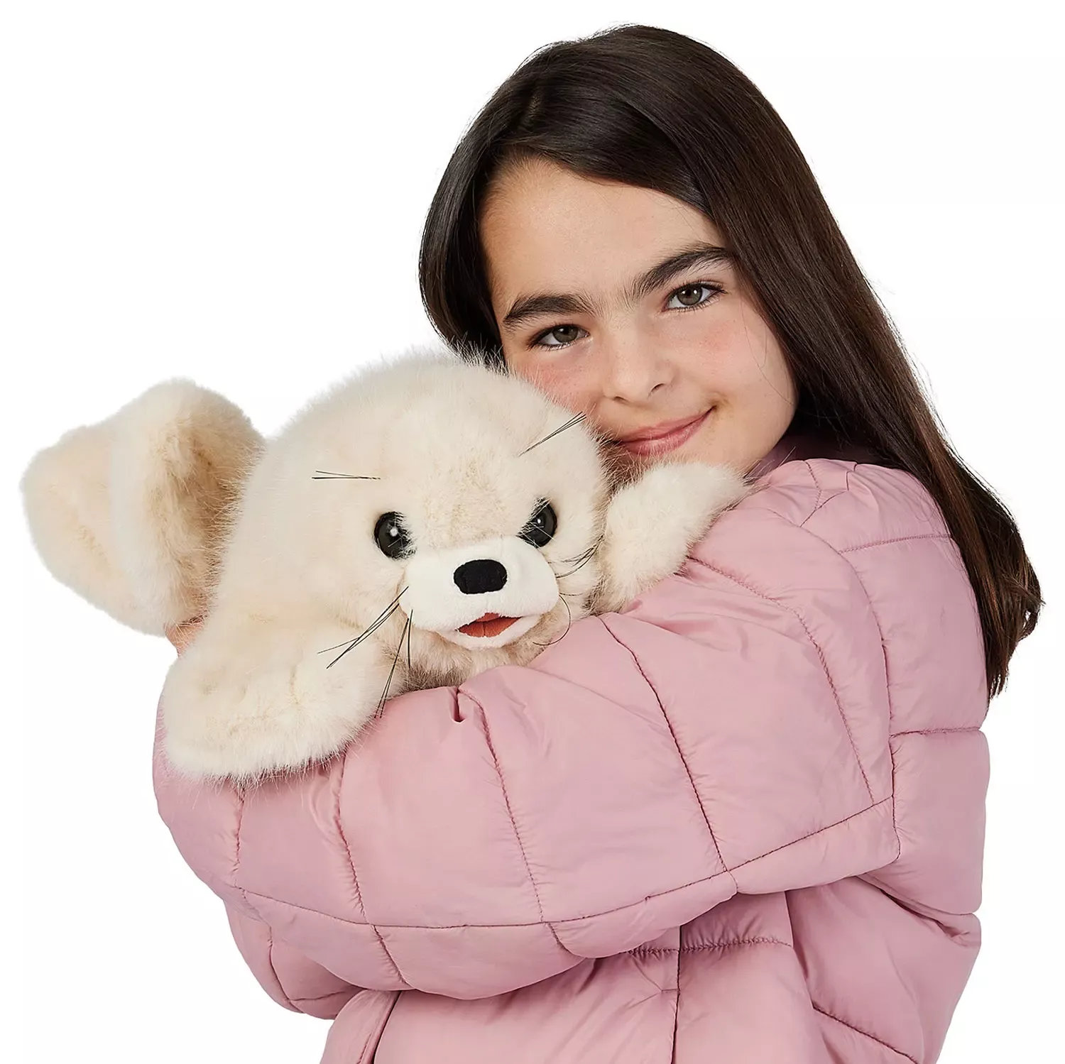 Mädchen hält Folkmanis Handpuppe Sattelrobben-Baby mit cremefarbenem Fell und Schnurrhaaren im Arm