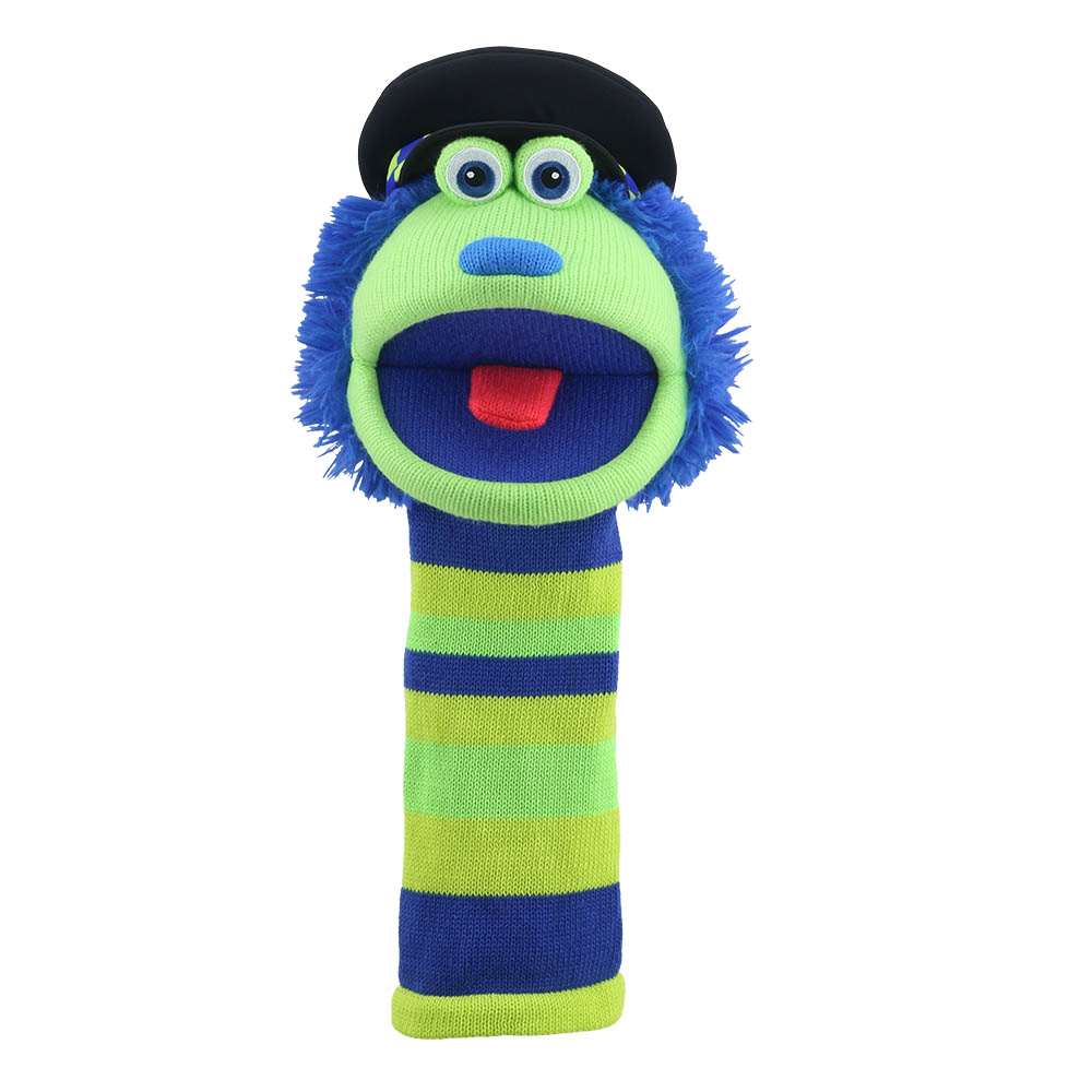 Monster Sockenhandpuppe Bobby von der Puppet Company, gestrickte Figur des britischen Polizisten mit blau-grün geringeltem Körper, blauer Fransenmähne, schwarzer Polizeimütze und roter Zunge von vorn
