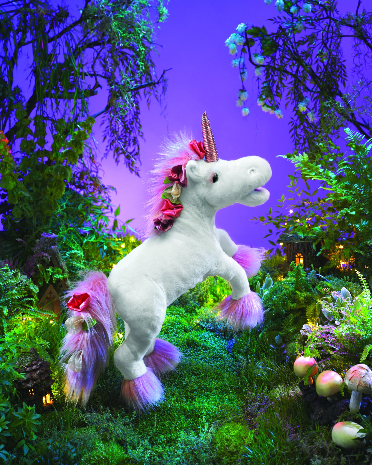 Folkmanis Handpuppe Einhorn in Weiß mit rosafarbenem Fell an Mähne und Hufen, kupferfarbenem Horn und Seidenblüten, aufsteigend posiert