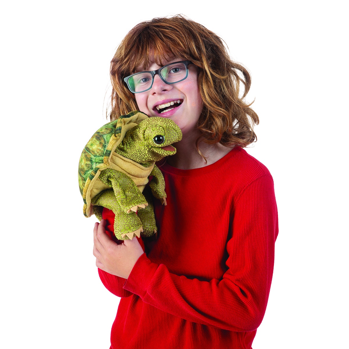 Kind hält Folkmanis Handpuppe stehende Landschildkröte mit grüner Schuppentextur und geöffnetem Maul in die Kamera.