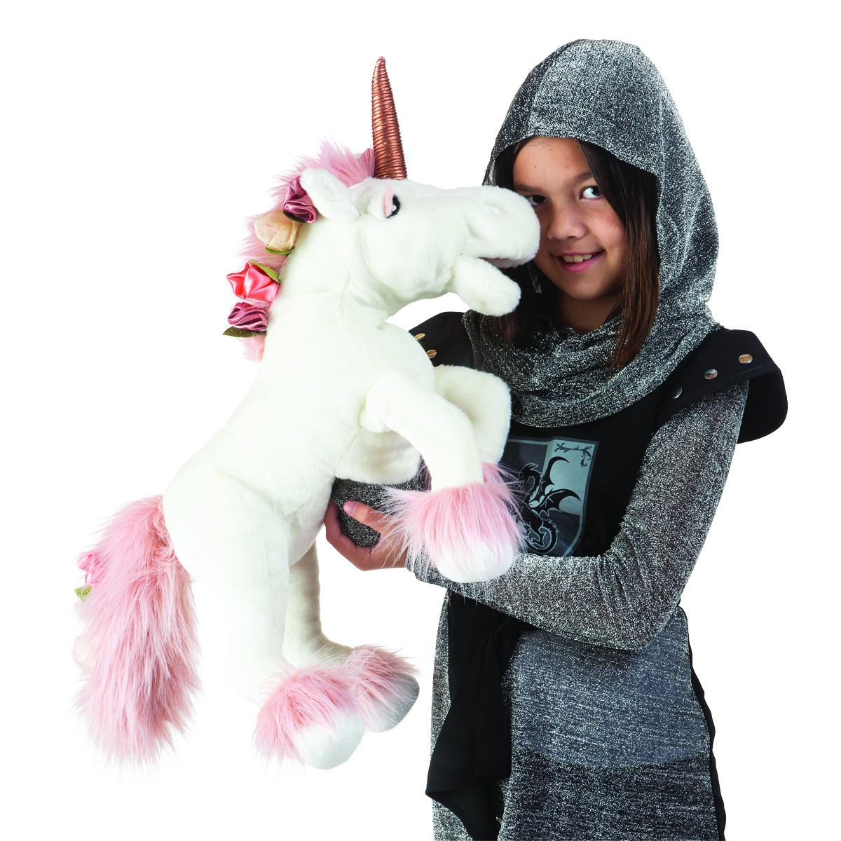 Mädchen in silbernem Ritterkostüm hält weiße Folkmanis Einhorn-Handpuppe mit pinker Mähne und goldenem Horn in die Höhe