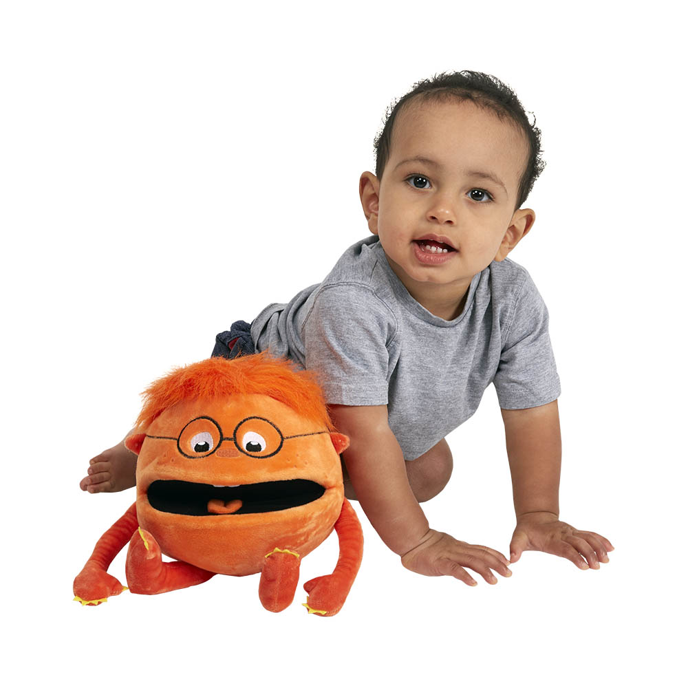 Kleinkind krabbelt zur The Puppet Company Handpuppe Baby Monster orange am Boden, Anwendungsbeispiel