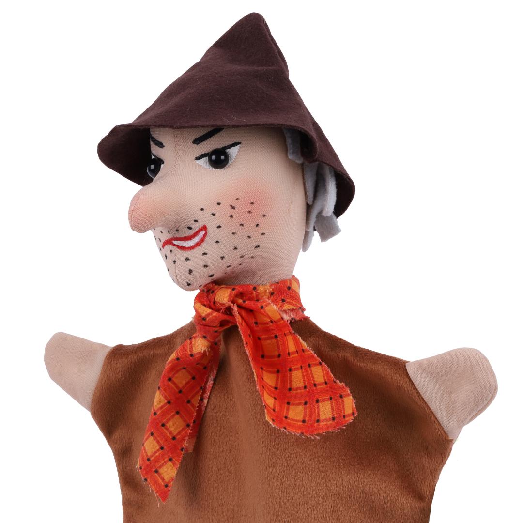 Kasperlepuppe Räuber von munabo, Nahaufnahme des Gesichts mit hochgezogener Braue und Karotuch.