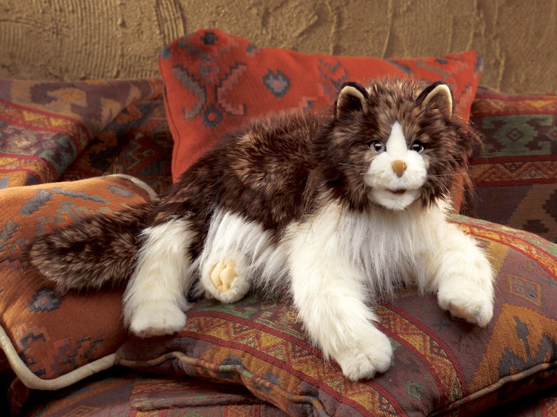Folkmanis Handpuppe Ragdoll Katze mit braun-weißem Langfell, liegend auf gemusterten Kissen, Seitenansicht