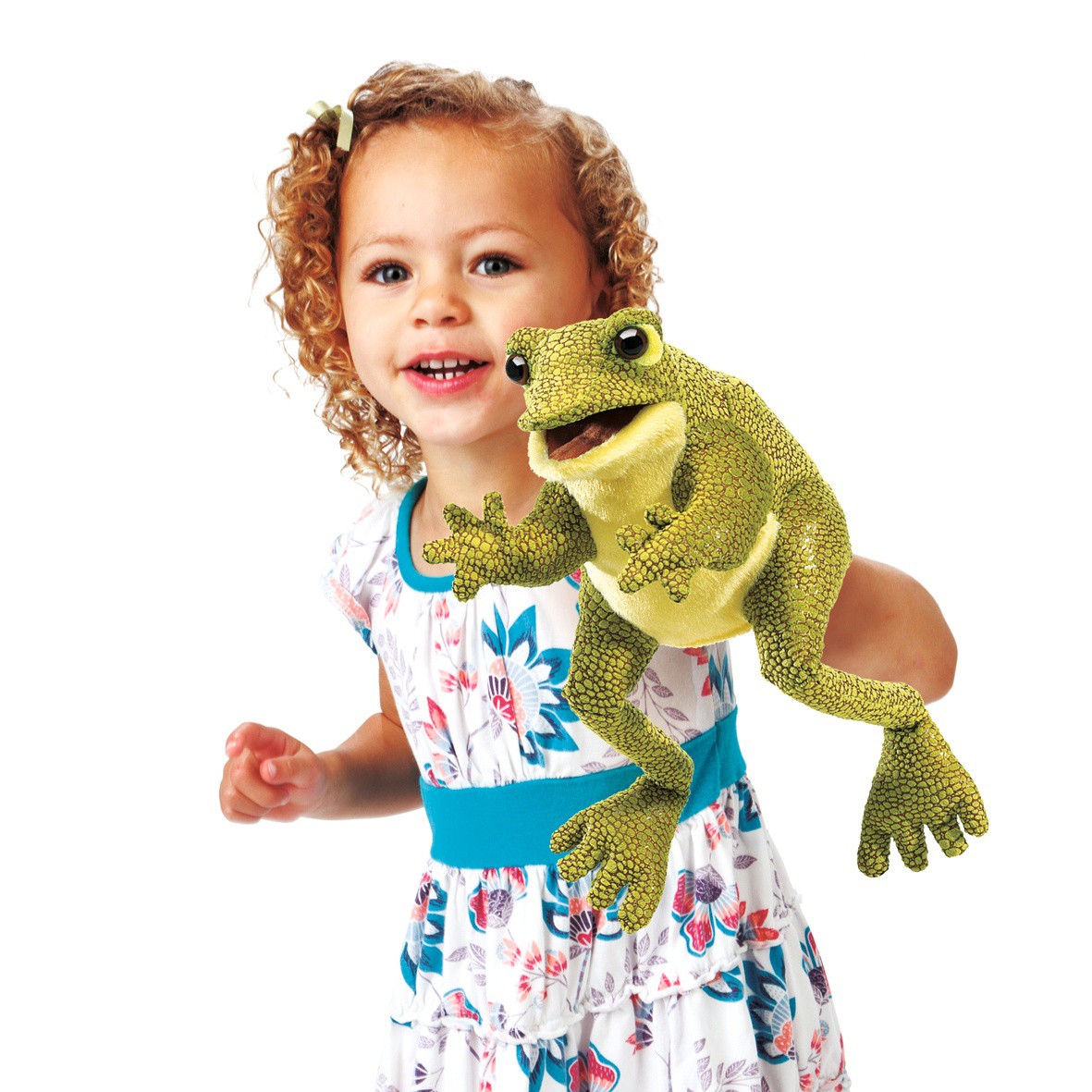 Kleines Mädchen hält lachend die Folkmanis Handpuppe Lustiger Frosch mit geöffnetem Maul in die Höhe