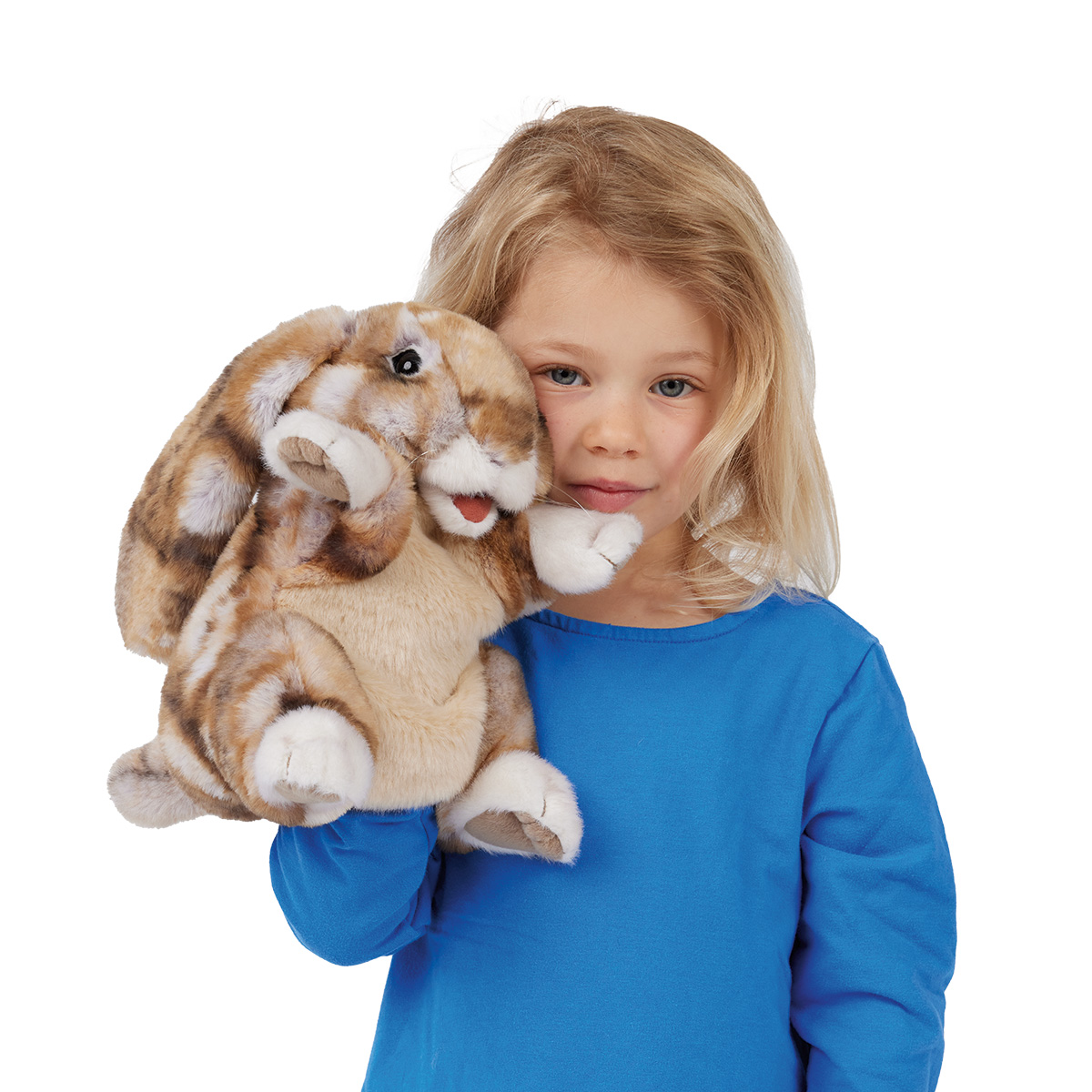 Mädchen führt Folkmanis Handpuppe Widderkaninchen mit braun-geflecktem Fell und weißen Pfoten, Maul beweglich geöffnet