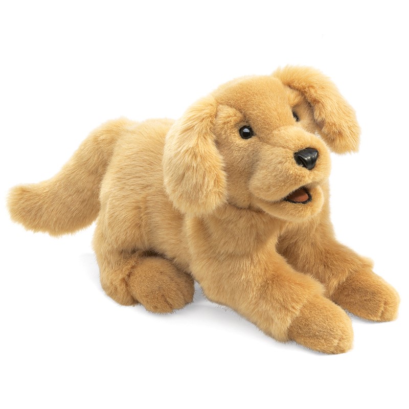 Folkmanis Handpuppe Golden Retriever Welpe in Goldbeige, liegend mit geöffnetem Maul, Schrägansicht