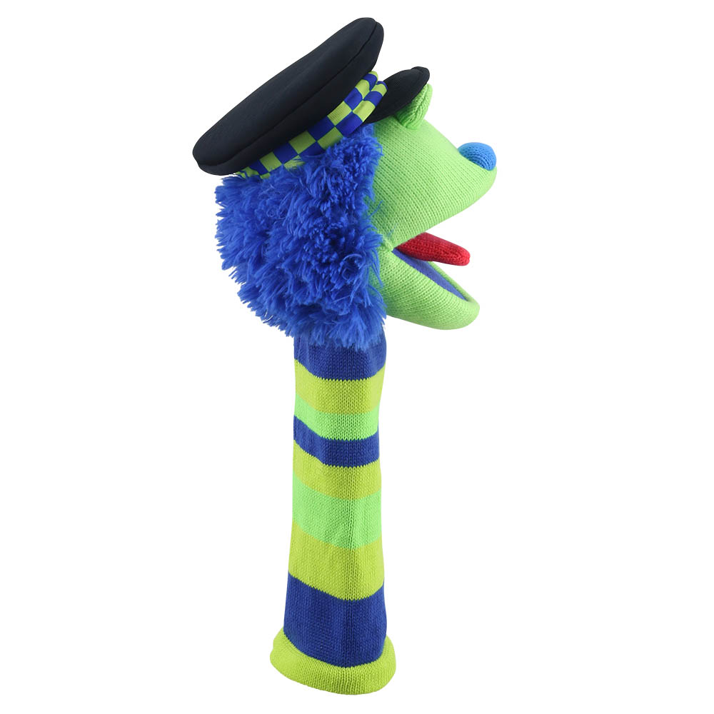 Monster Sockenhandpuppe Bobby von der Puppet Company im Seitenprofil nach rechts, karierte Krempe der Polizeimütze, geöffneter Mund und gestreifter Strickschlauch als Körper