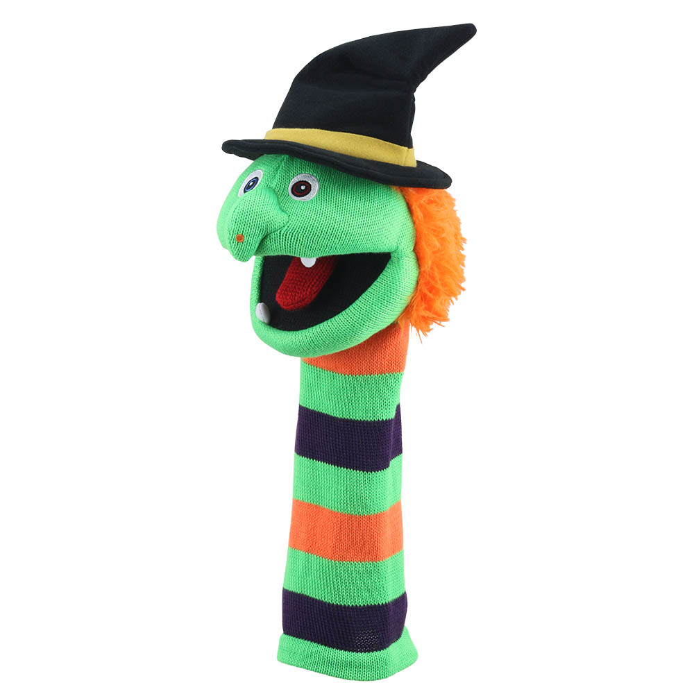Monster Sockenhandpuppe Hexe Wilma von der Puppet Company in Dreiviertelansicht, weit geöffneter Mund mit spitzem Zahn unter dem schwarzen Hexenhut