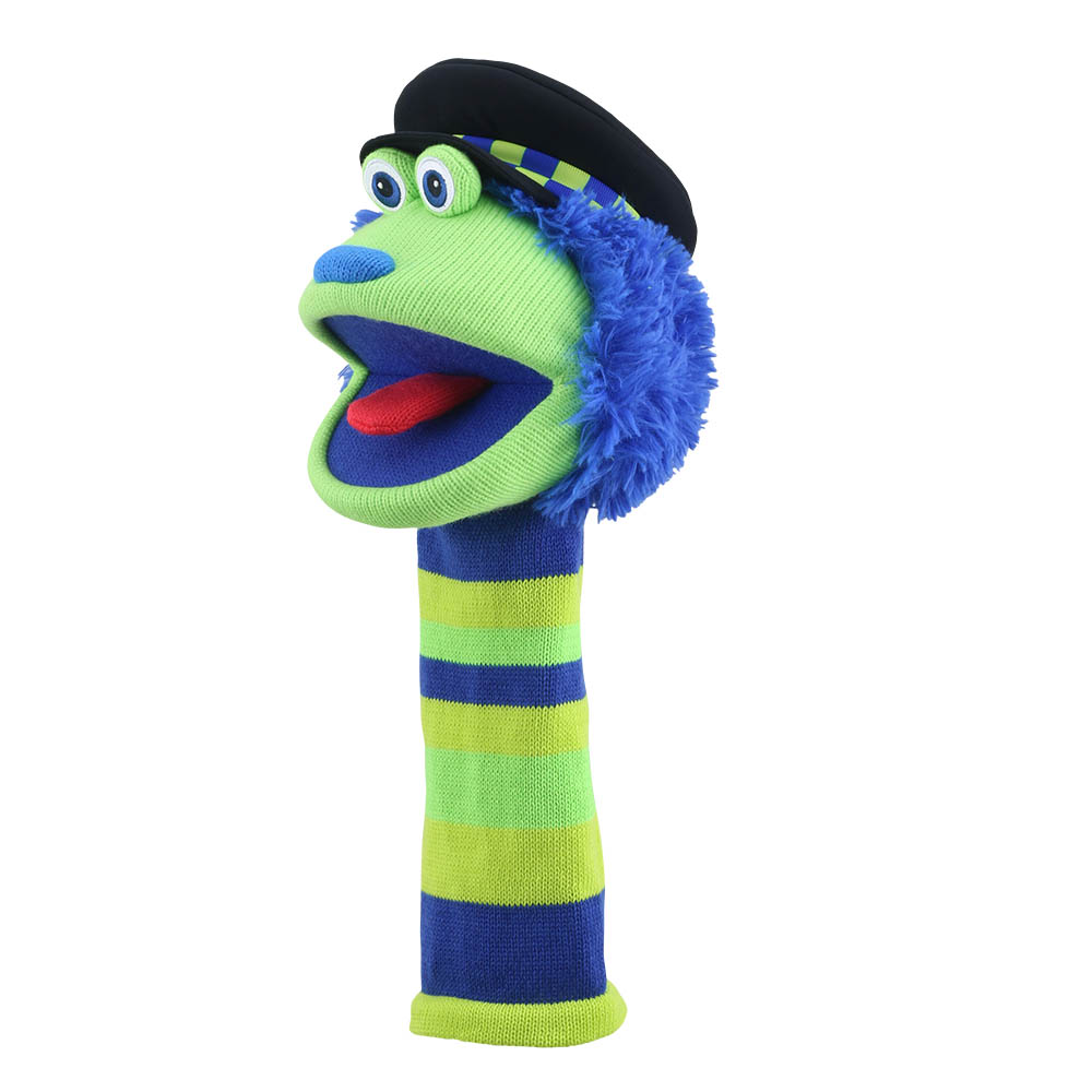 Monster Sockenhandpuppe Bobby von der Puppet Company in Dreiviertelansicht, weit aufgerissener Mund mit roter Zunge, grünes Strickgesicht und blaue Fransen unter der Polizeimütze