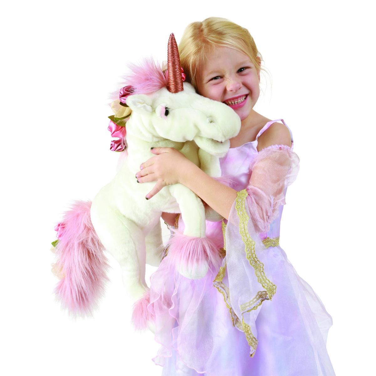 Lächelndes Mädchen im Prinzessinnenkostüm hält Folkmanis Einhorn-Handpuppe mit weißem Plüsch und rosa Mähne im Arm.