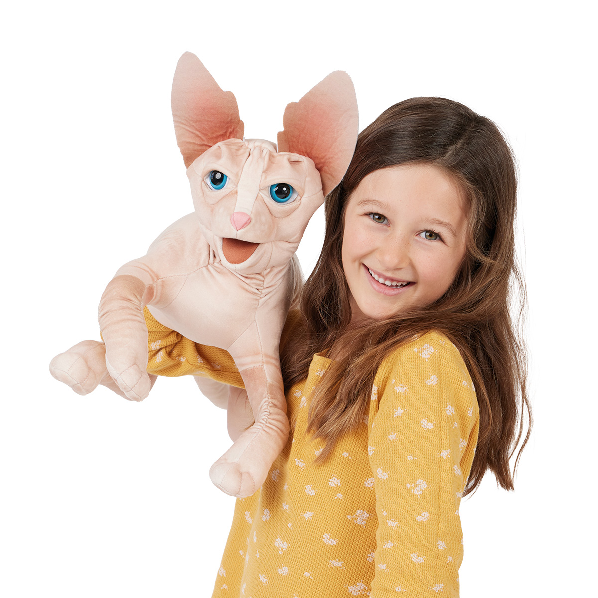 Mädchen hält Folkmanis Handpuppe Sphynx Katze mit großen Ohren, blauen Augen und faltigem Fell in die Kamera