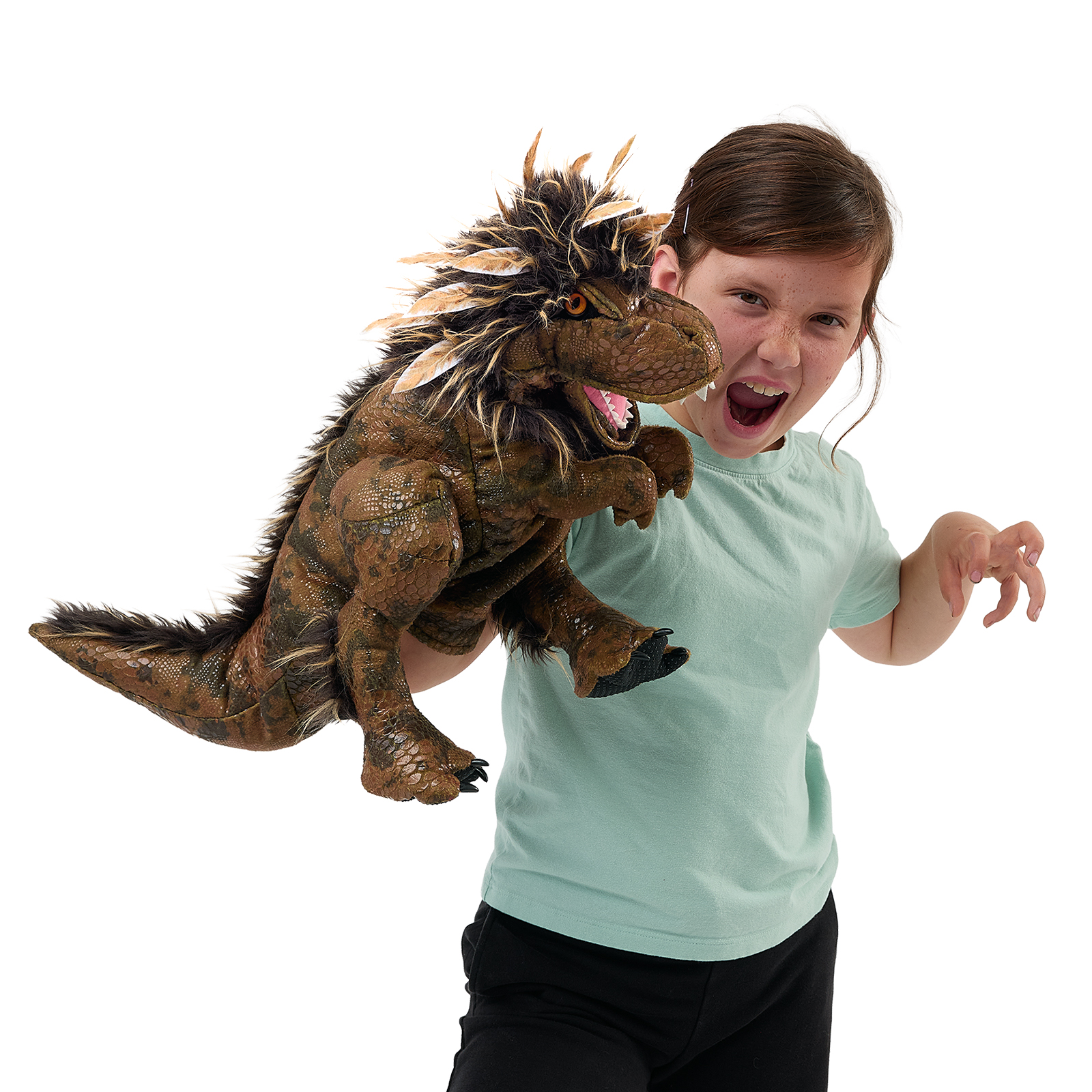 Folkmanis Handpuppe gefiederter Tyrannosaurus Rex am Arm eines rennenden Mädchens, das Maul geöffnet mit Zähnen.