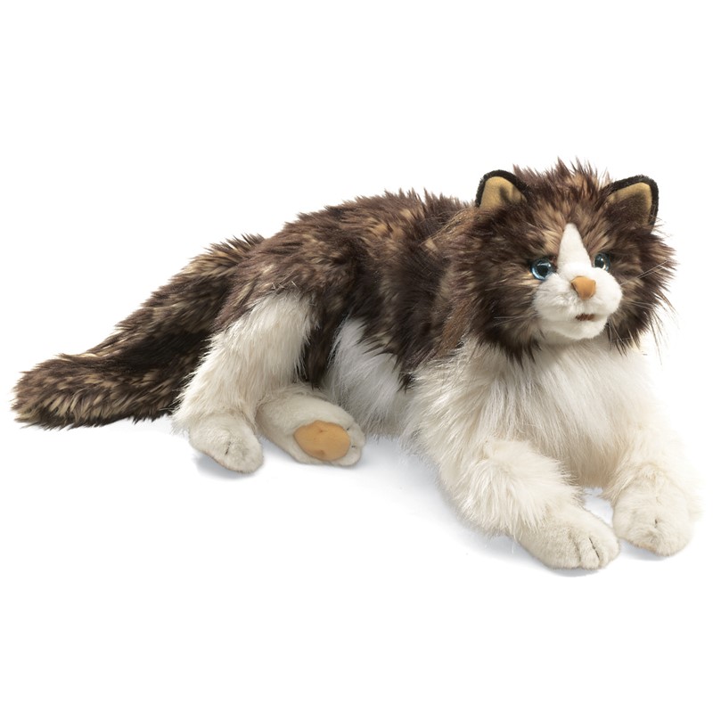 Folkmanis Handpuppe Ragdoll Katze mit braun-weißem Langfell und blauen Augen, liegend, Schrägansicht