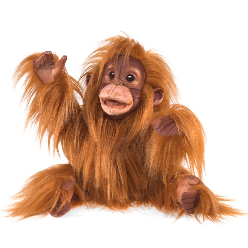 Folkmanis Handpuppe Baby Orang-Utan mit langem rotbraunem Fell, geöffnetem Mund und ausgestrecktem Arm, Frontalansicht