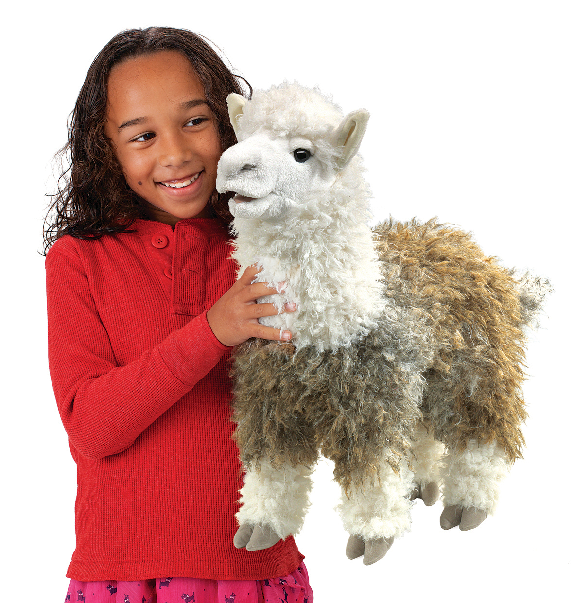 Folkmanis Alpaka-Handpuppe mit lockigem weiß-graubraunem Fell, von einem Mädchen im Arm gehalten, Seitenansicht