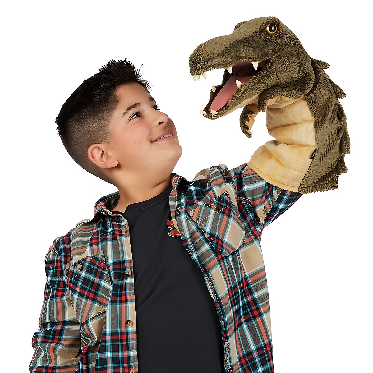 Junge hält Folkmanis Krokodil-Handpuppe mit geöffnetem Maul und sichtbaren Zähnen in die Höhe