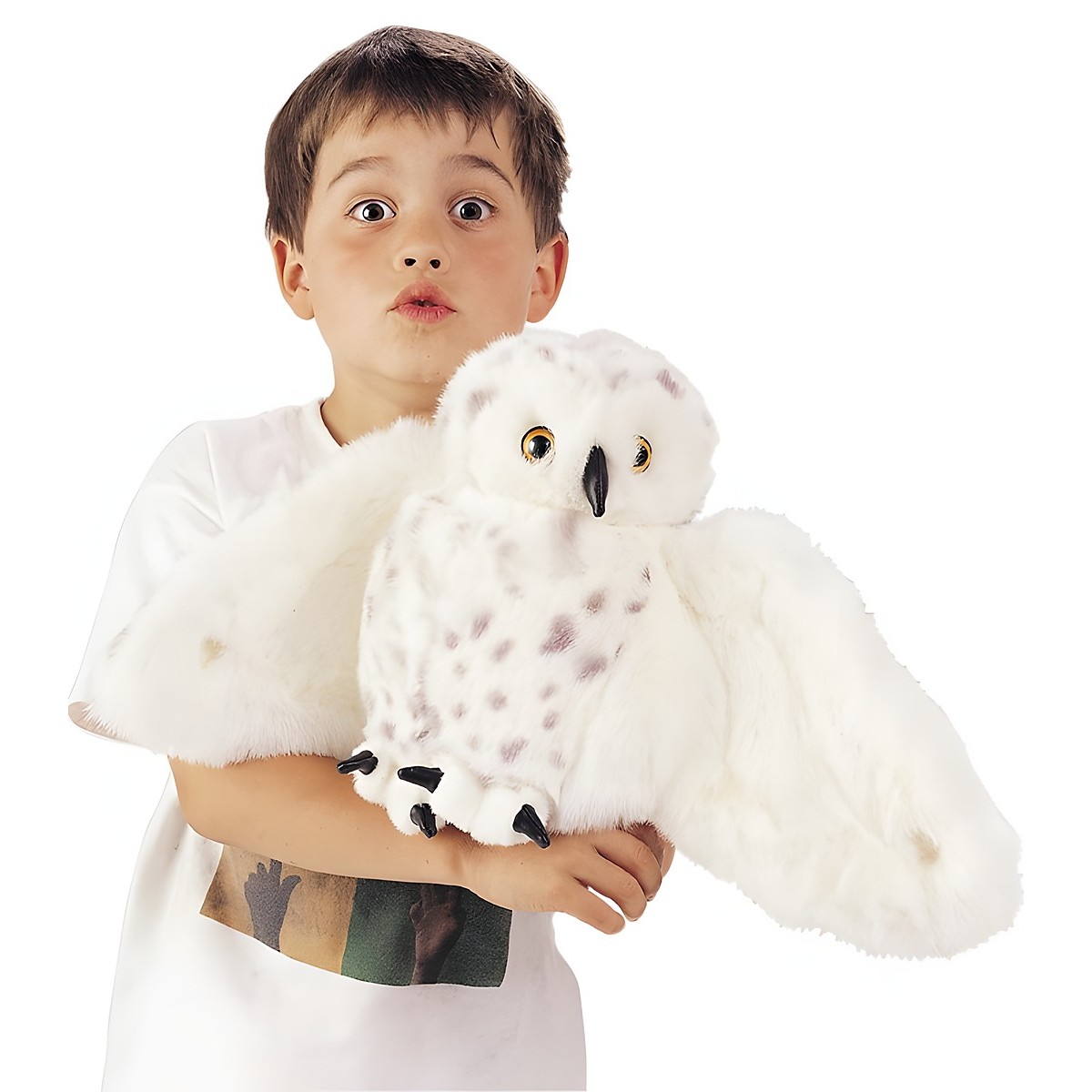 Junge hält Folkmanis Handpuppe Schneeeule mit ausgebreiteten weißen Flügeln, schwarzem Schnabel und gelben Augen in den Armen.