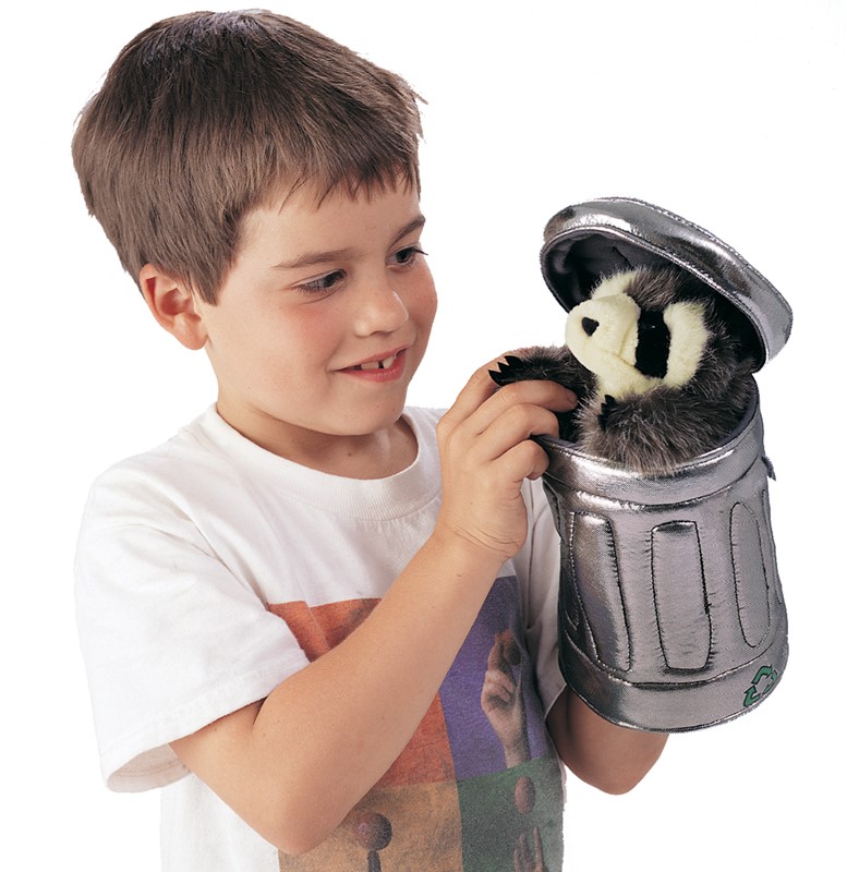 Junge hält Folkmanis Handpuppe Waschbär in der Mülltonne aus silberfarbenem Stoff mit aufklappbarem Deckel