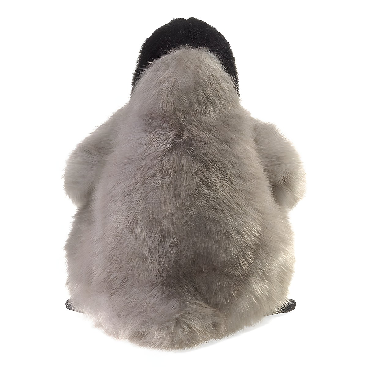 Folkmanis Handpuppe Baby Kaiserpinguin von hinten: grau-flauschiges Gefieder, schwarze Kopfkappe, sitzende Pose