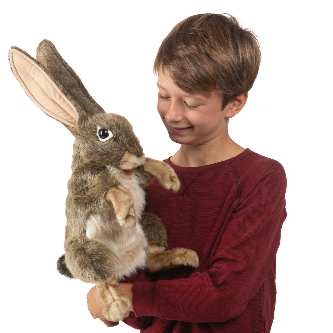 Junge hält Folkmanis Handpuppe Feldhase mit braunem Fell, hellem Bauch und langen Ohren in den Armen