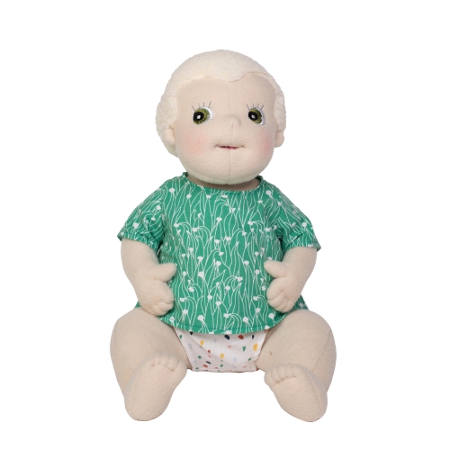 Rubens Barn Baby-Puppe Carl mit hellem Haar, grün gemustertem Shirt und bunter Windelhose, sitzend