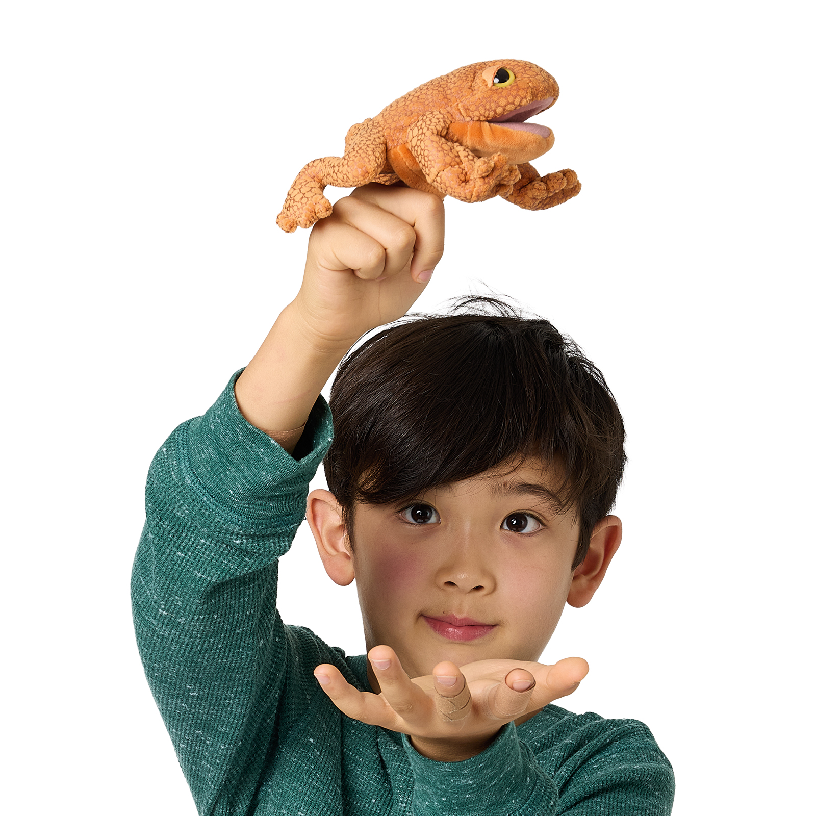 Folkmanis mini Fingerpuppe Kröte in Orange, von einem Kind auf erhobenem Zeigefinger geführt, mit geöffnetem Maul