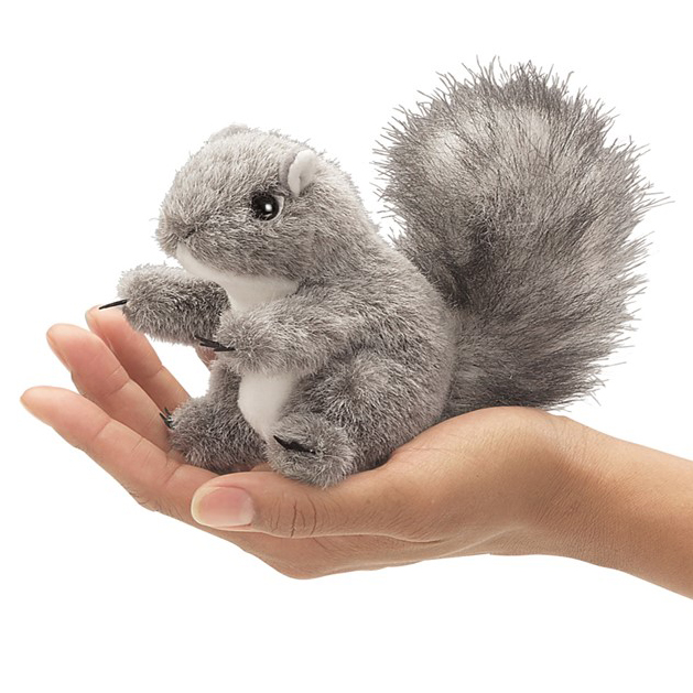 Folkmanis Fingerpuppe mini Eichhörnchen grau auf einer Handfläche, aufrecht sitzend mit buschigem Schwanz
