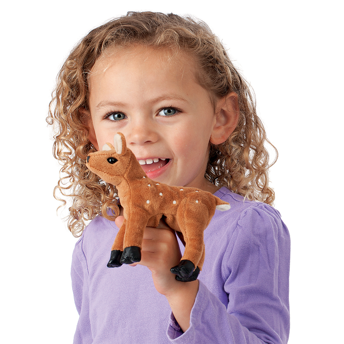 Lächelndes Mädchen hält die Folkmanis Fingerpuppe mini Reh mit weißen Punkten und schwarzen Hufen auf dem Finger.