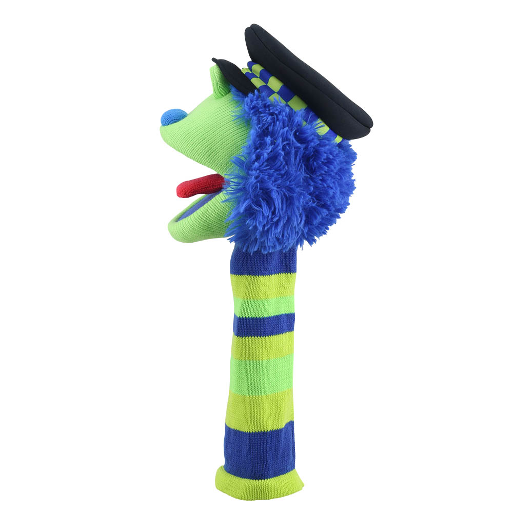 Monster Sockenhandpuppe Bobby von der Puppet Company aus halbhinterer Perspektive, geöffneter Mund nach links, dichte blaue Fransenmähne und schwarze Polizeimütze
