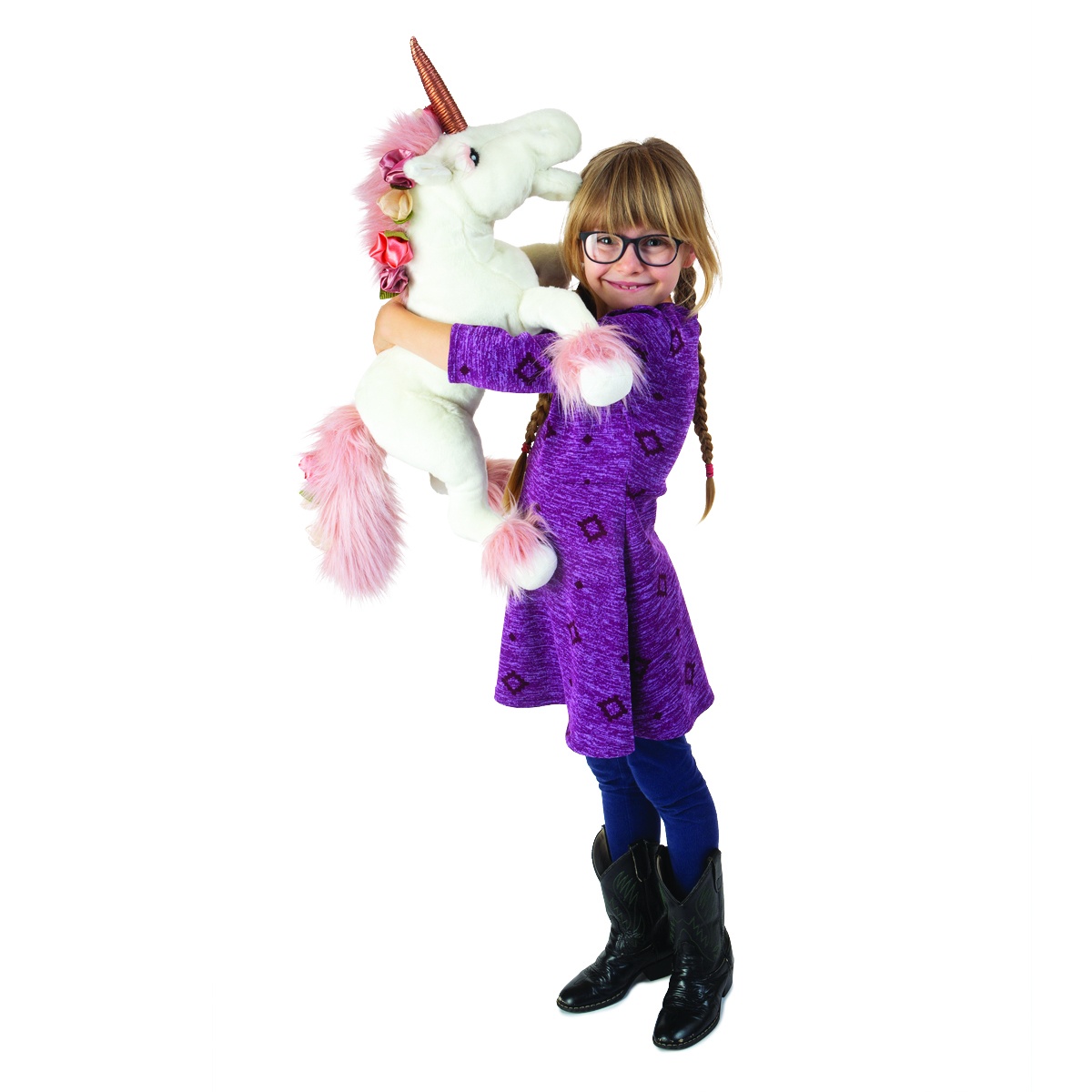 Mädchen hält große Folkmanis Einhorn-Handpuppe mit weißem Plüsch, rosa Mähne und goldenem Horn in die Höhe