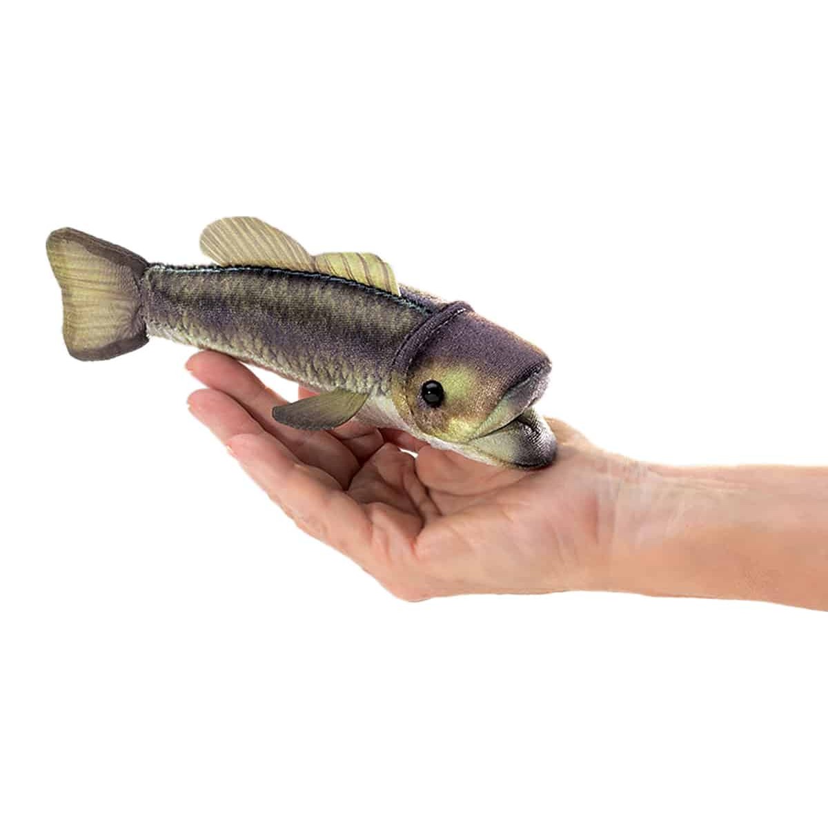 Folkmanis Fingerpuppe mini Forellenbarsch auf einer Handfläche liegend, naturalistisch bedrucktes Plüsch in Grün-Grau mit Flossen