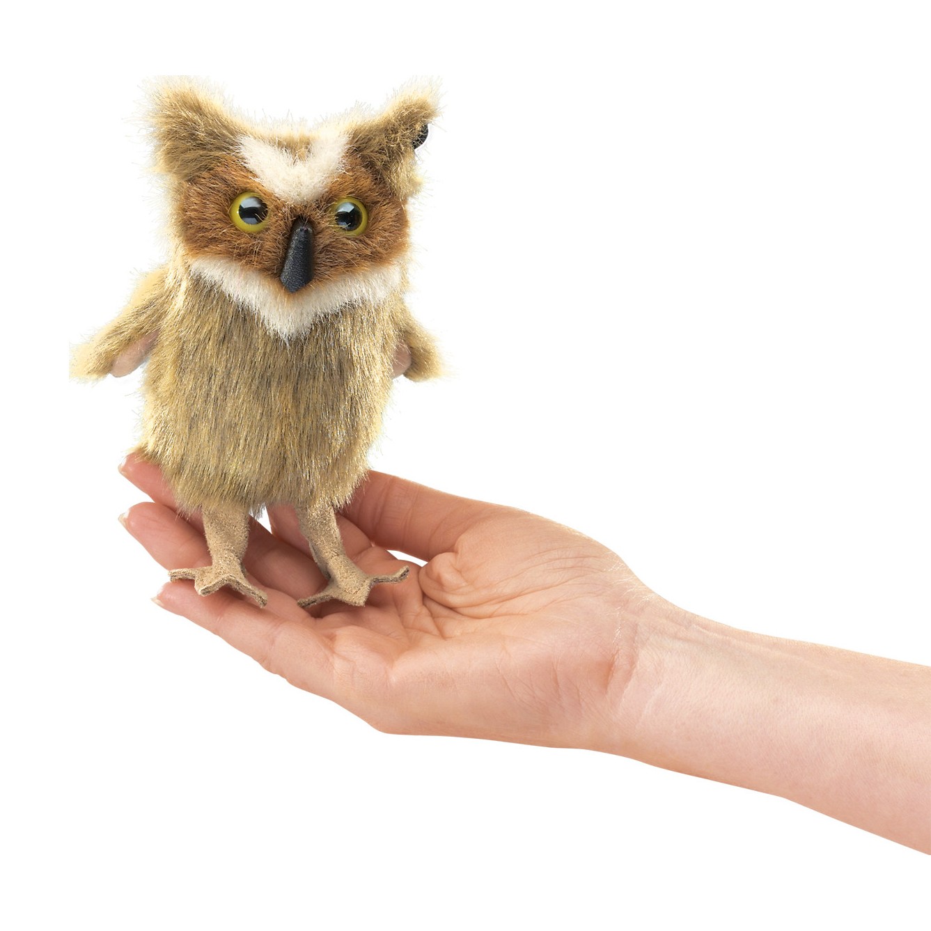 Folkmanis Fingerpuppe mini Virginia-Uhu mit braun-beigem Fell und gelben Augen, aufrecht stehend auf einer Handfläche