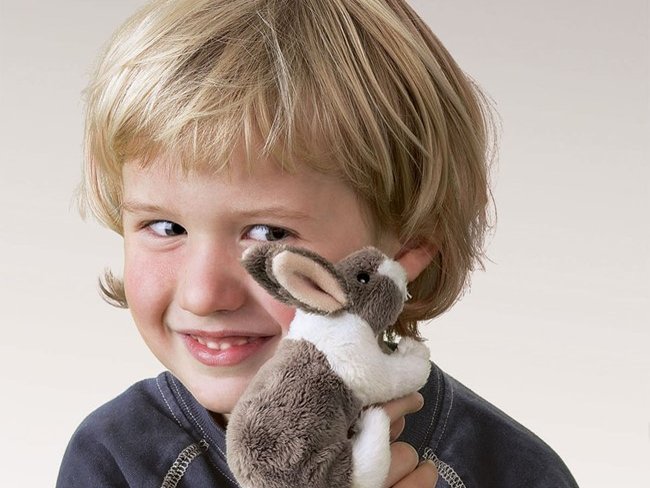Junge mit der Folkmanis Fingerpuppe mini Kaninchen