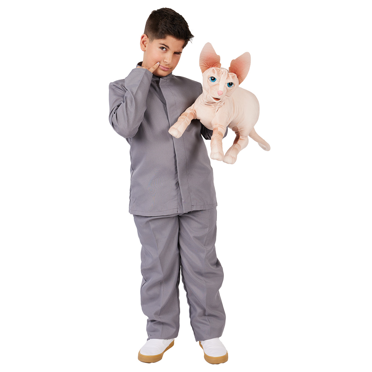 Junge in grauem Anzug hält Folkmanis Handpuppe Sphynx Katze mit rosa Fell und blauen Augen in der Hand
