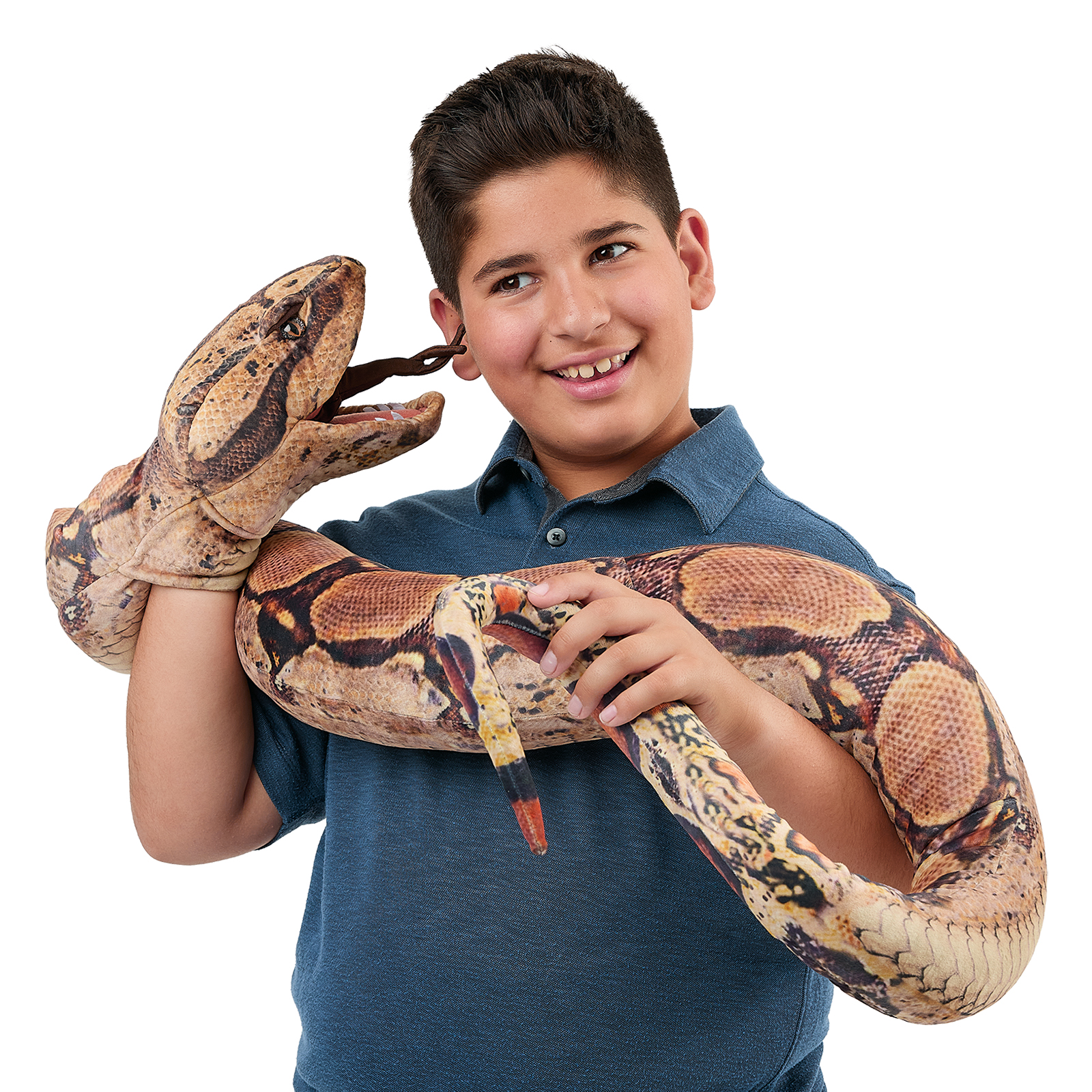 Folkmanis Handpuppe Boa Constrictor am Arm eines Jungen, der Kopf mit geöffnetem Maul nah an seinem Gesicht.
