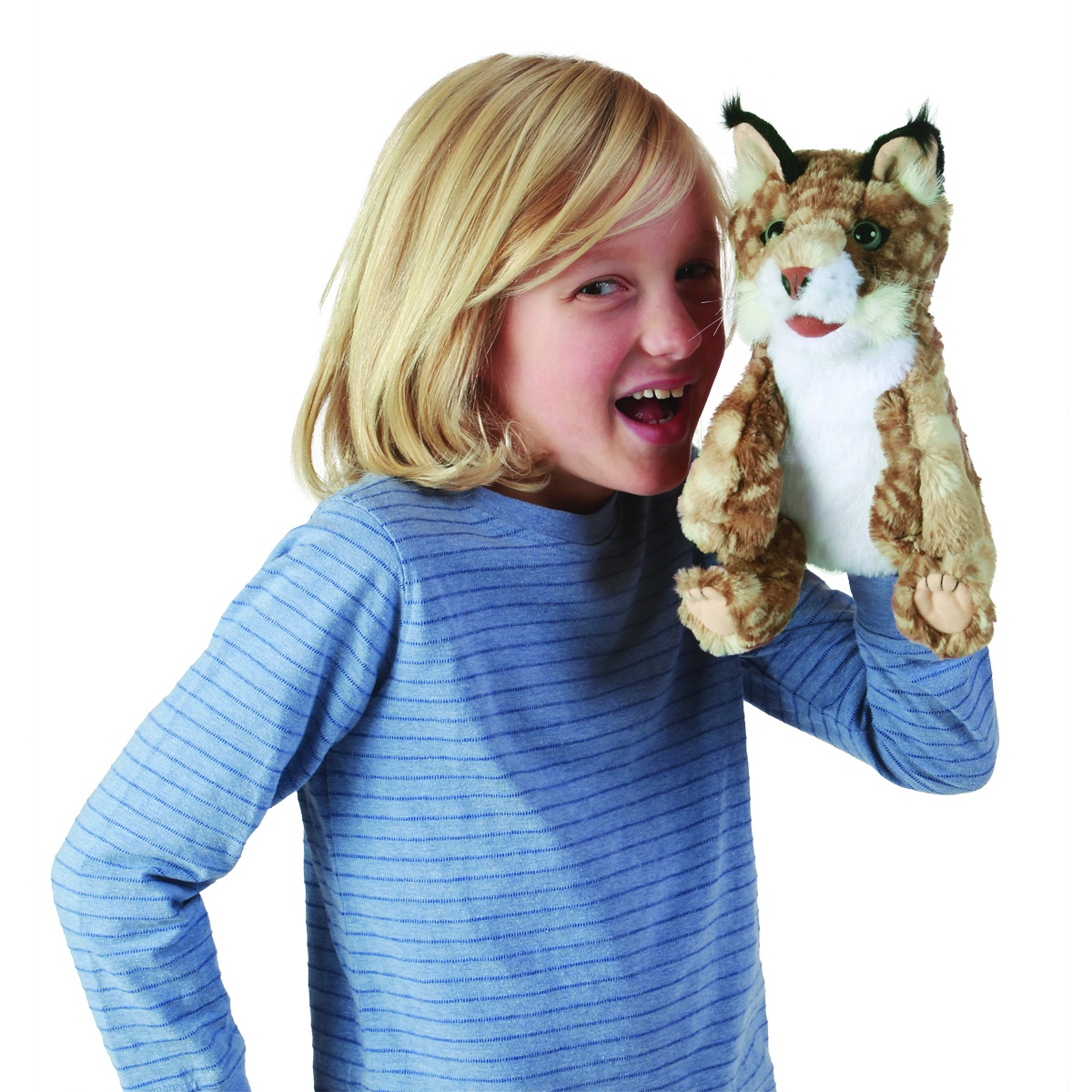 Kind hält Folkmanis Handpuppe Rotluchs-Baby mit beweglichem Maul auf der rechten Hand, braun-geflecktes Plüschfell, schwarze Ohrpinsel.