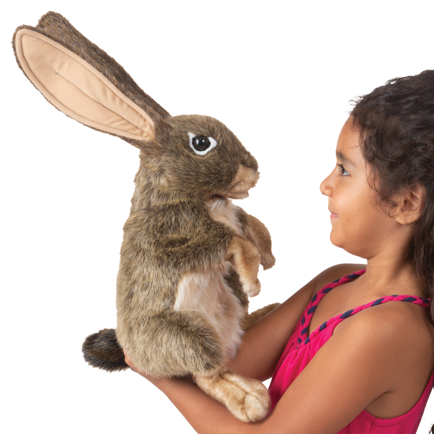Mädchen hält die Folkmanis Handpuppe Feldhase mit braunem Fell und aufgerichteten Ohren auf der Hand