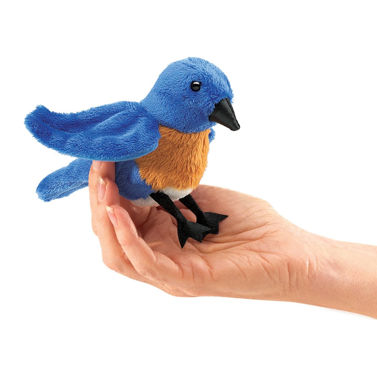 Folkmanis Fingerpuppe Mini-Hüttensänger in Blau und Rostbraun, auf einer offenen Hand sitzend, Seitenansicht
