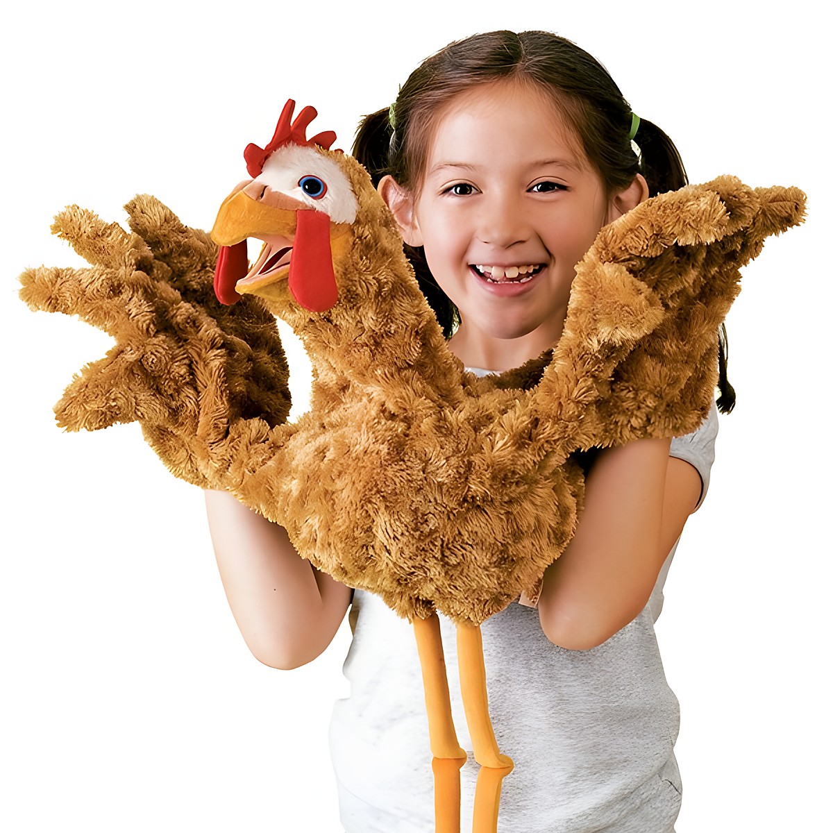 Mädchen führt große Folkmanis Handpuppe Huhn mit braunem Lockenfell, rotem Kamm und gelben Beinen mit beiden Händen