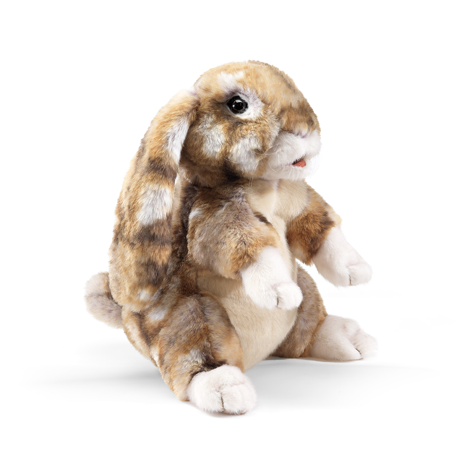 Folkmanis Handpuppe Widderkaninchen mit braun-beige geflecktem Fell und langen herabhängenden Ohren, sitzend in Schrägansicht