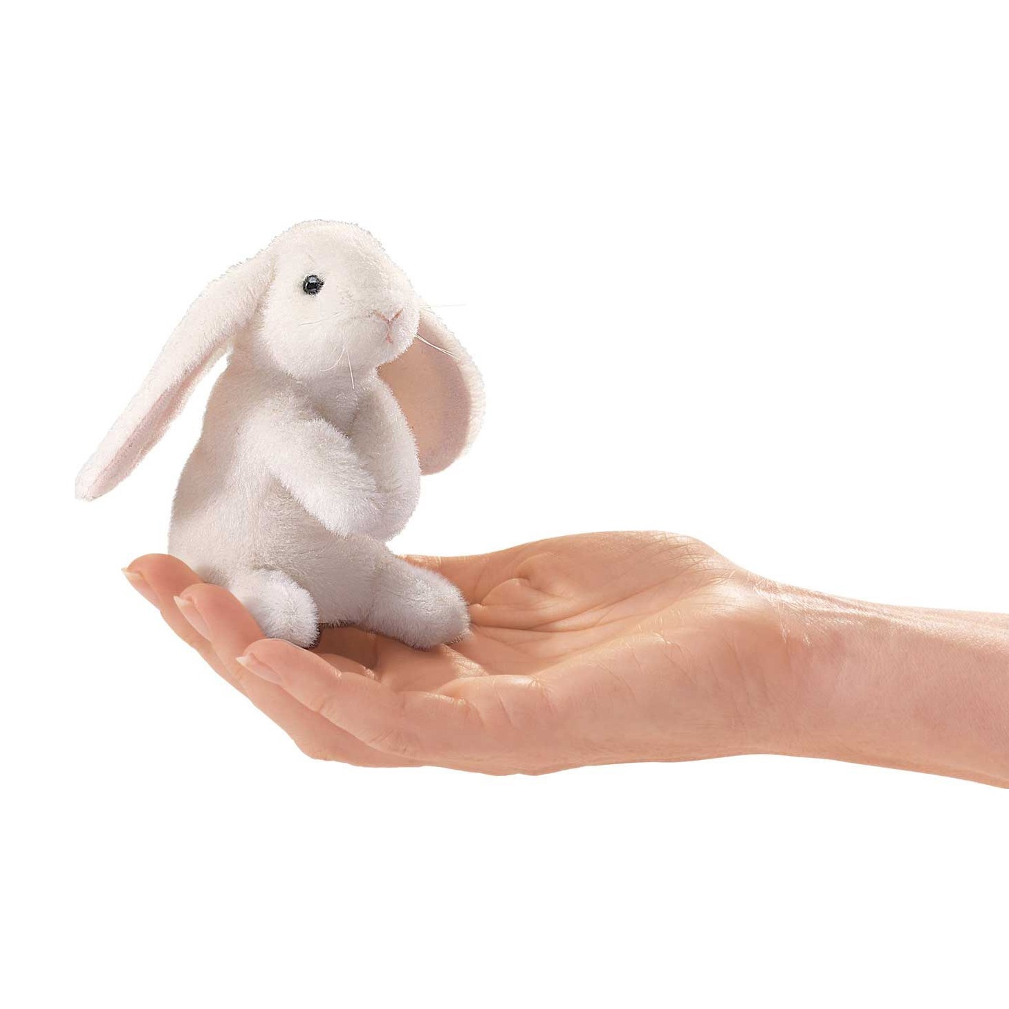 Folkmanis Mini-Fingerpuppe weißes Widderkaninchen sitzt aufrecht auf einer geöffneten Handfläche, Größenvergleich