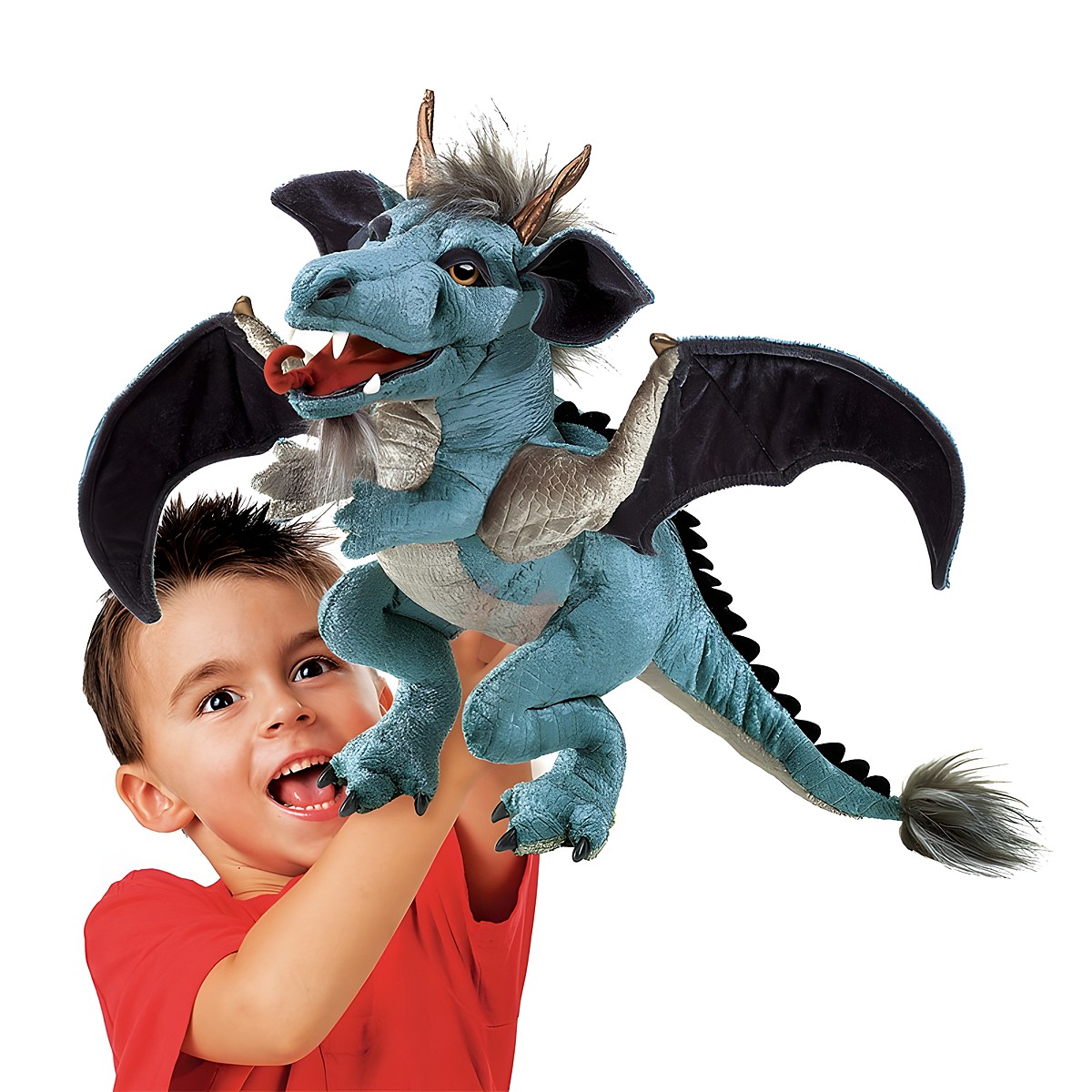 Folkmanis Handpuppe Himmelsdrache in Blaugrau mit schwarzen Flügeln, von einem Kind am ausgestreckten Arm geführt