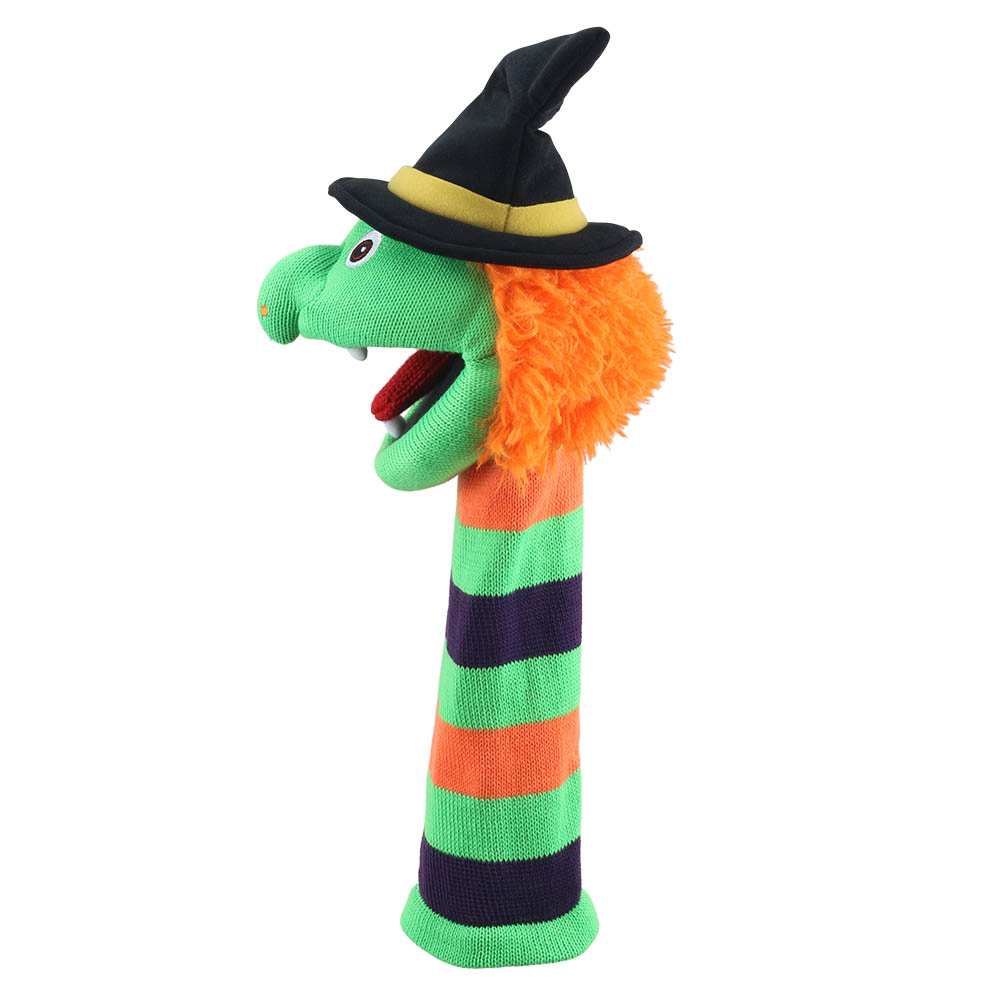 Monster Sockenhandpuppe Hexe Wilma von der Puppet Company im Seitenprofil nach links, lange grüne Nase, orangefarbene Fransen und gelbes Hutband