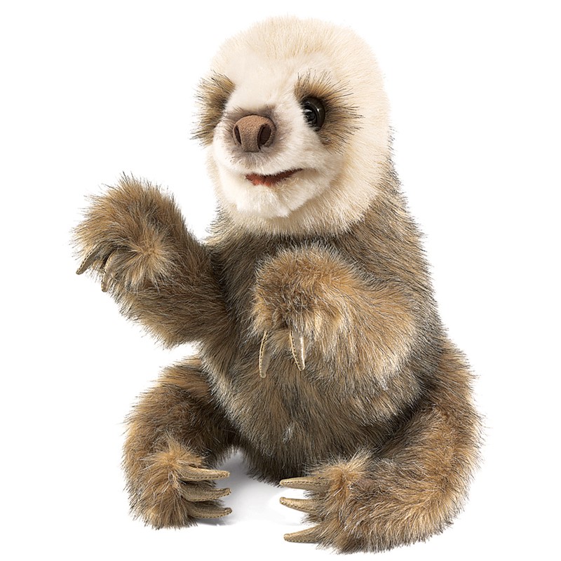 Folkmanis Handpuppe Faultierbaby sitzend, braun-beiges Fell, erhobene Klaue, Frontalansicht