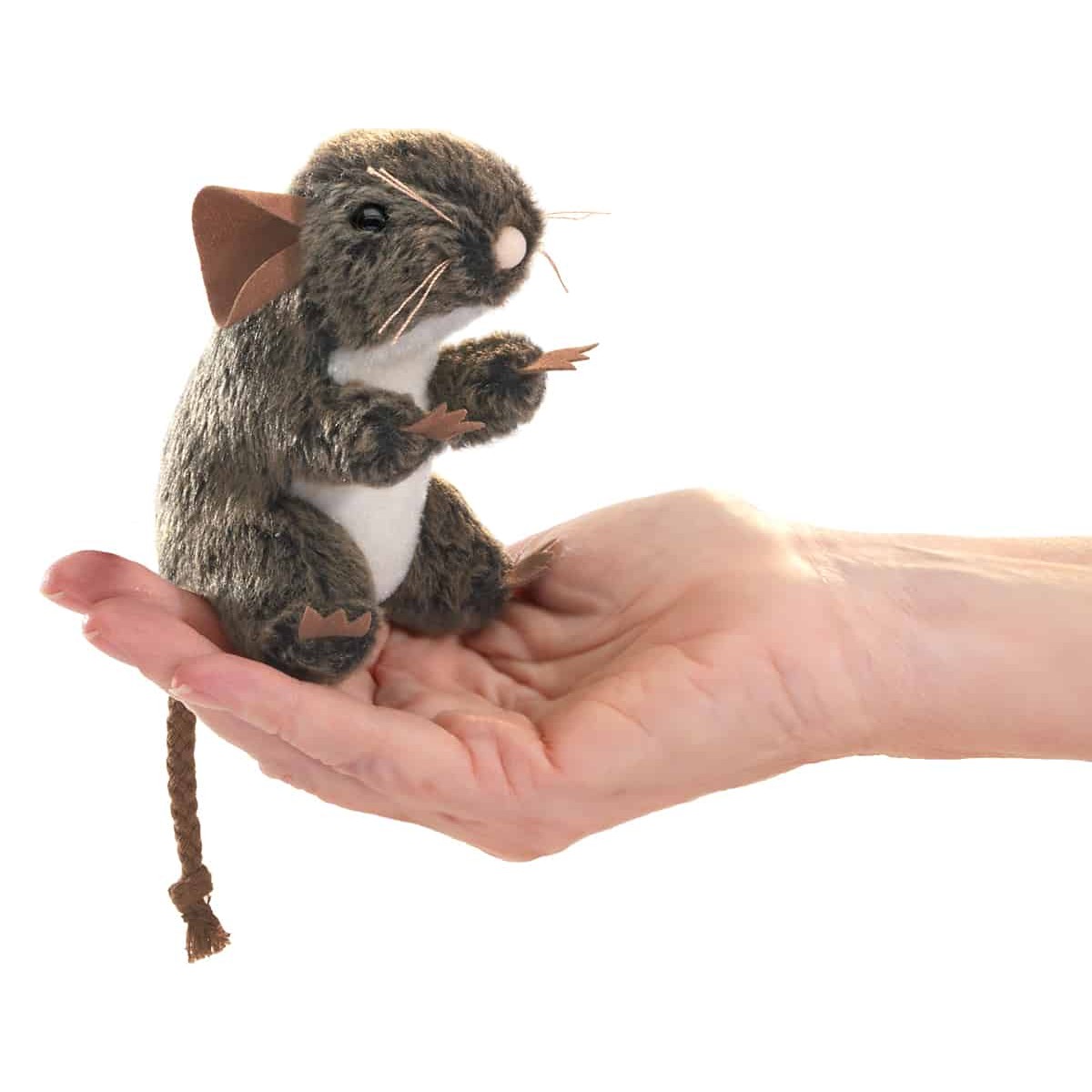 Folkmanis Fingerpuppe mini Feldmaus mit braunem Fell und geflochtenem Schwanz, auf einer Handfläche, Seitenansicht