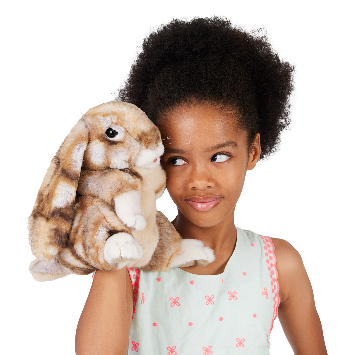 Mädchen führt die Folkmanis Handpuppe Widderkaninchen mit beige-braunem Fell und langen Schlappohren an der Hand.