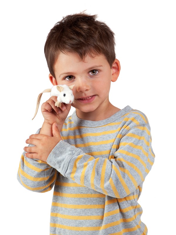 Kind hält Folkmanis Fingerpuppe mini weiße Maus am Finger hoch und lächelt in die Kamera.